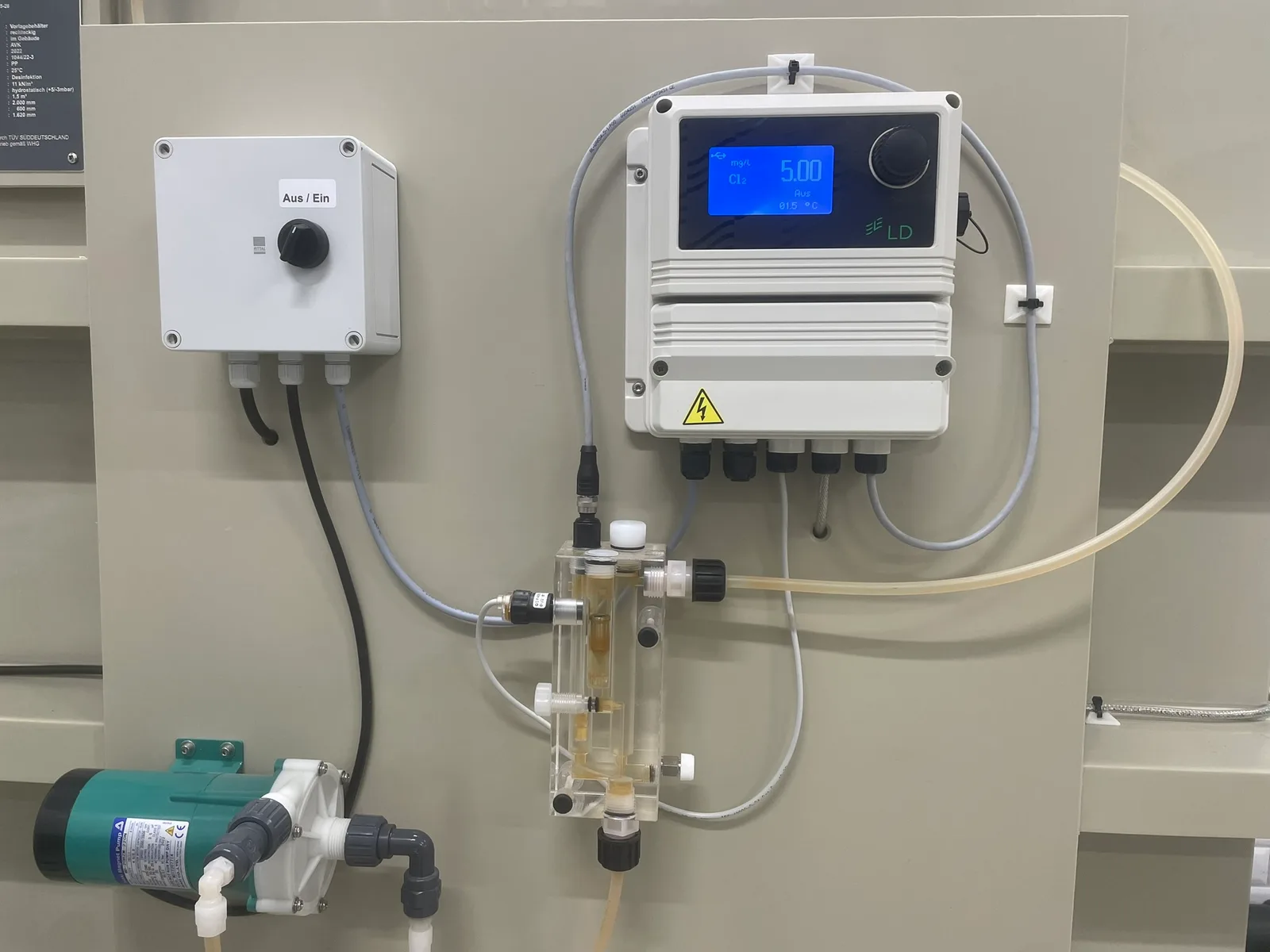 Chlorine measurement unit with flow cell on a disinfection tank