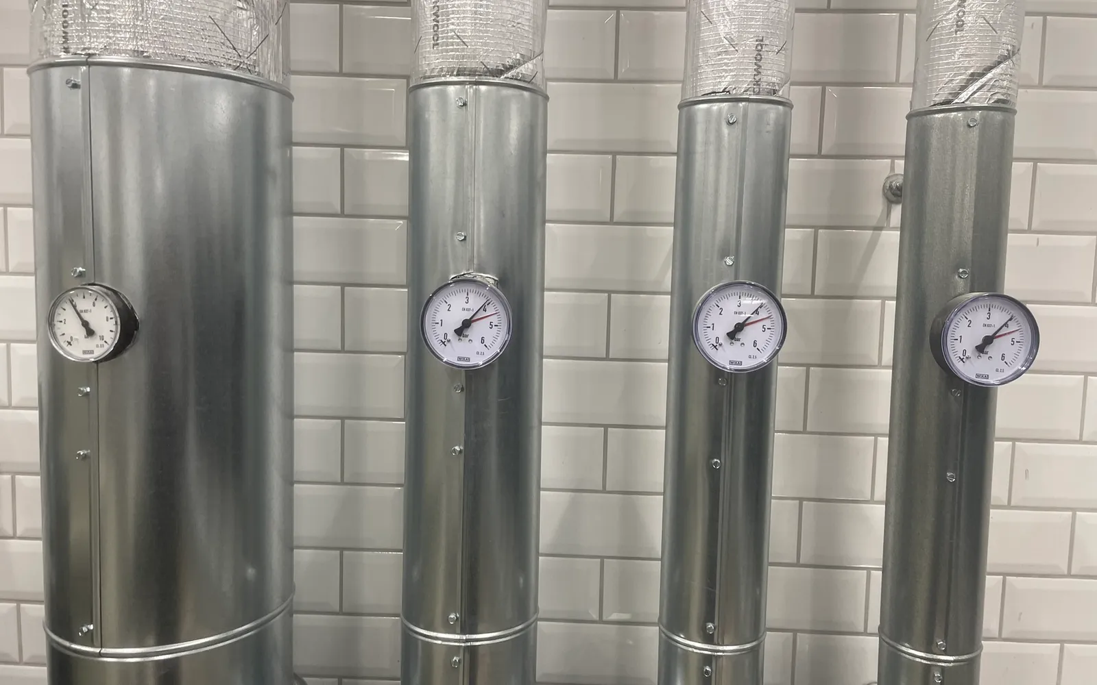 Drinking water risers with pressure gauges