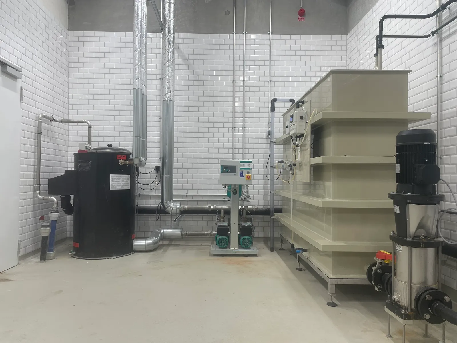 Wide view of the Frankfurt treatment room with tanks, filter vessel and pumps