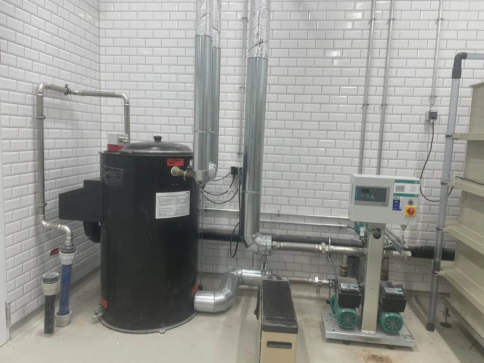 Plant room with tank and booster set at Frankfurt Airport