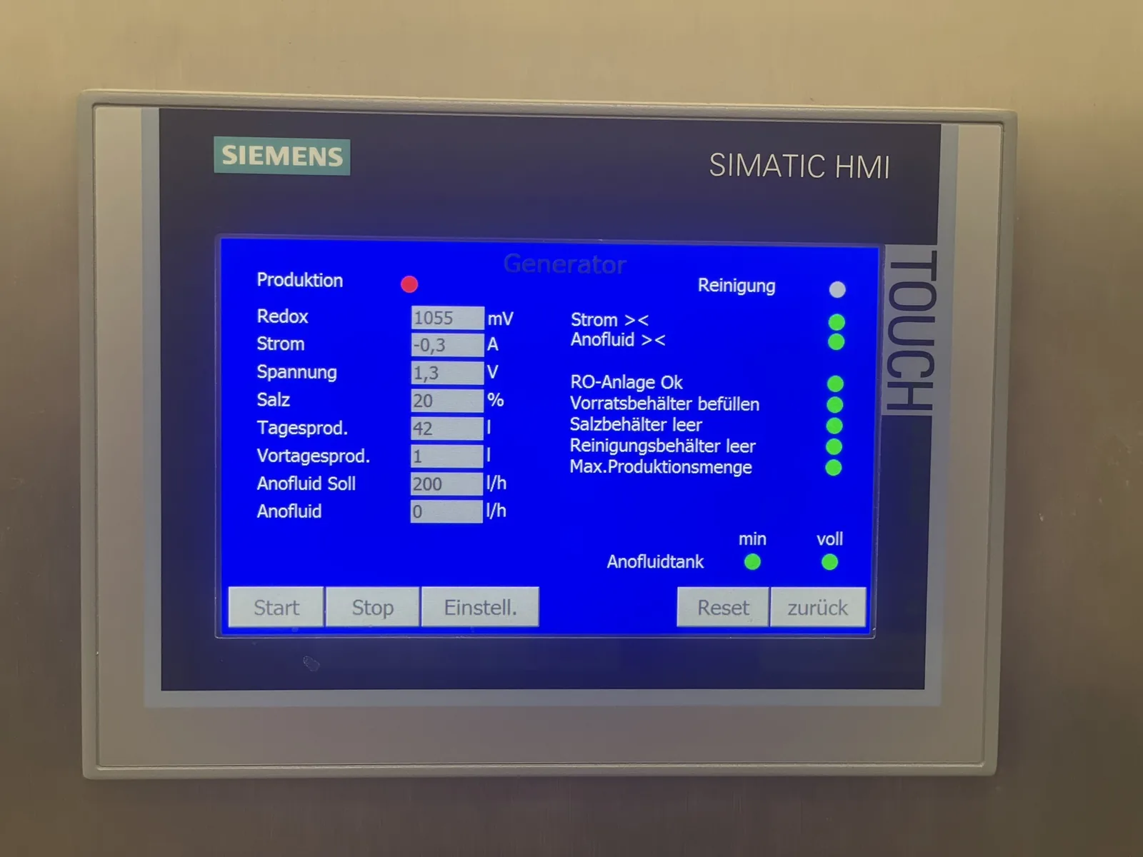 Operator panel of the Voigtländer generator with redox, current and production values
