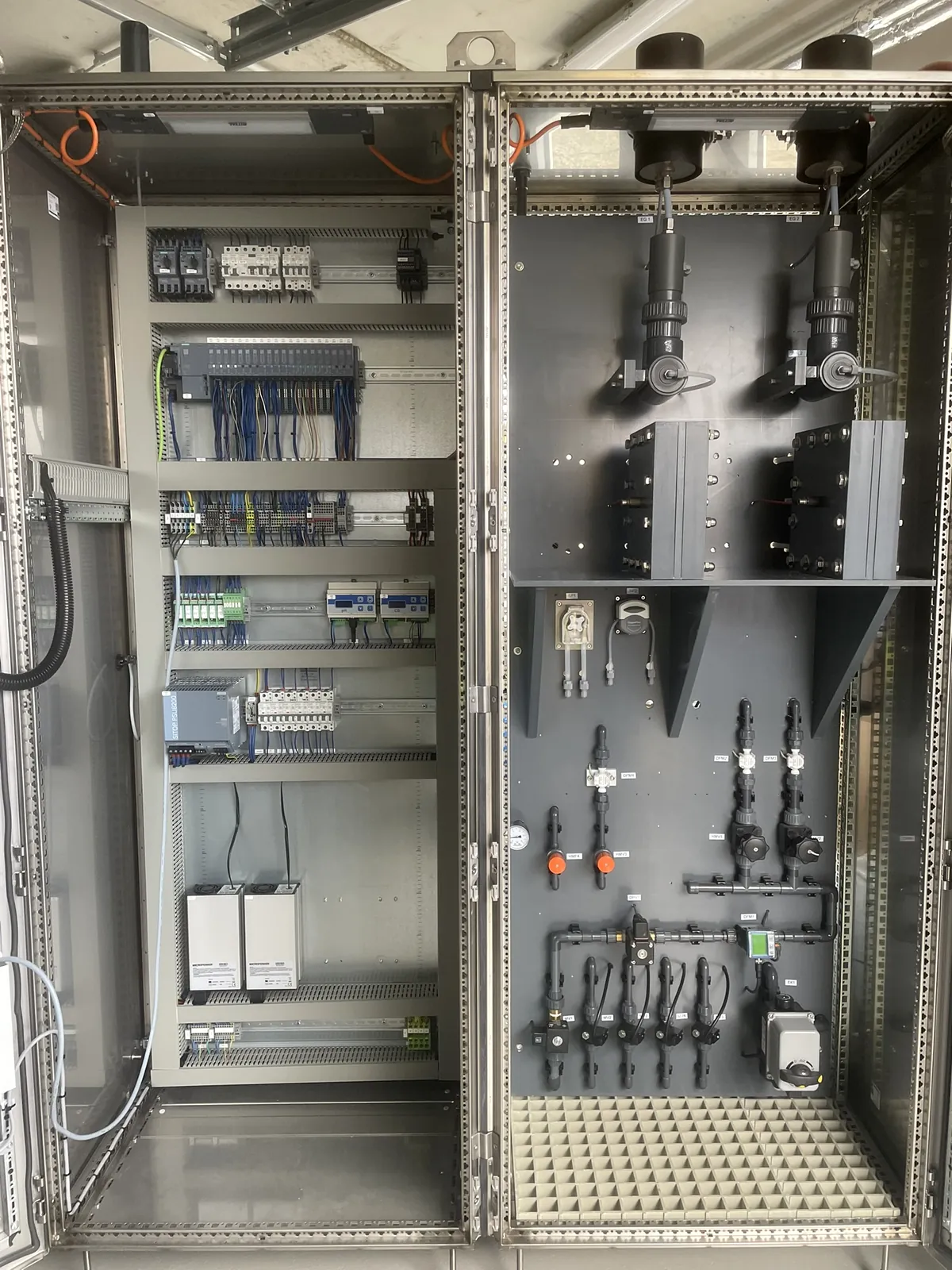Open Voigtländer generator cabinet with control unit and cell block