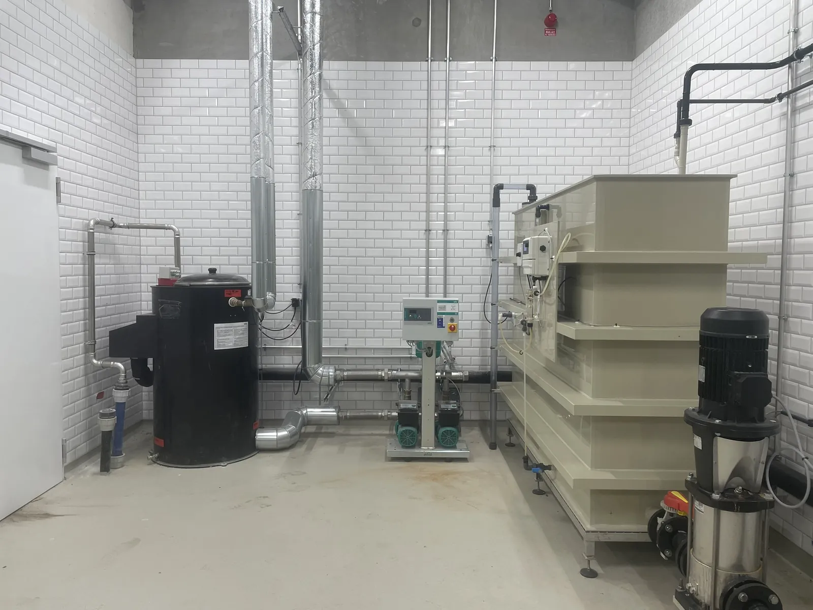 Poultry farm water: Generator and anolyte tanks in the plant room. Typical Voigtländer installation, not this site.