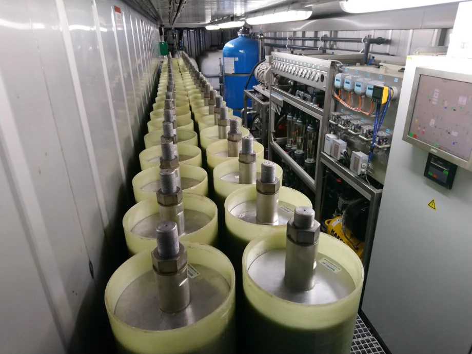 RCDT-Membranmodule einer ROTREAT-Sickerwasseranlage: Druckrohrreihen mit Permeatabgängen, Filterbehälter und Schaltschrank